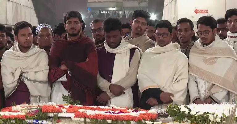 কবর জিয়ারত করছেন প্রতিনিধিরা